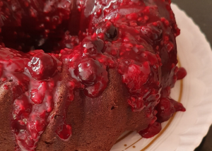 Bizcocho de chocolate cubierto con frutos rojos