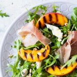 Ensalada con melocotón a la plancha